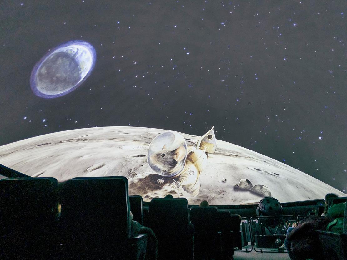 Armstrong sitzt auf dem Mond. Im Planetariumssaal des Zeiss-Großplanetariums | © SPB, Foto: Pedro Becerra