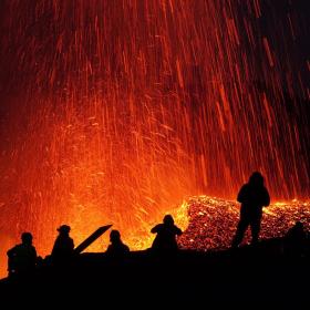Menschen vor einem Vulkan © Prof. Dr. Thomas Walter
