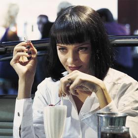 Mia Wallace mit Zigarette und Milkshake | © Images Courtesy of Park Circus/Paramount