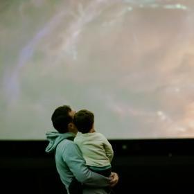 Mann mit Kind im Zeiss-Großplanetarium | © SPB, Foto: Steffen Junghanß