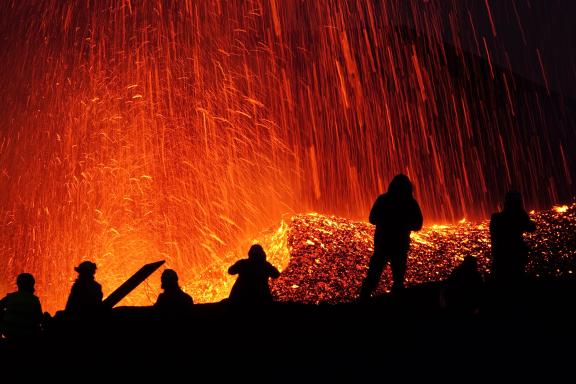 Menschen vor einem Vulkan © Prof. Dr. Thomas Walter